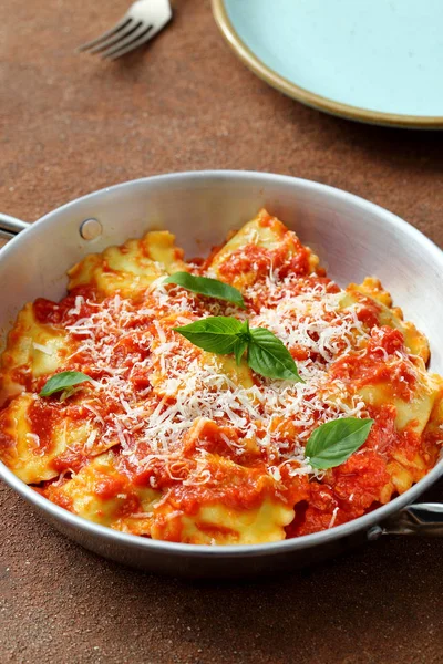 Vegetarian Ravioli Tomato Sauce Parmesan Metal Bowl Tabletop — Stock Photo, Image
