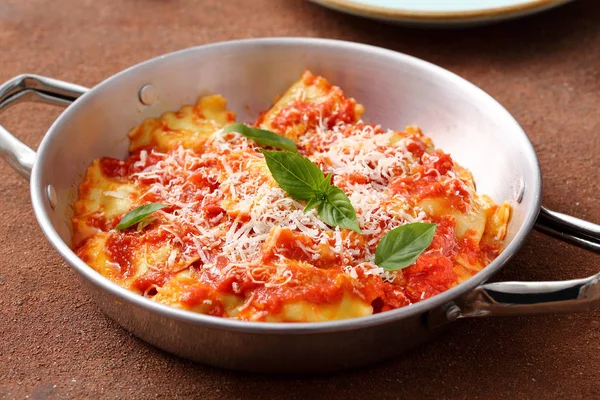 Ravioli Med Tomatsås Och Parmesan Metall Skål Bordsskiva — Stockfoto