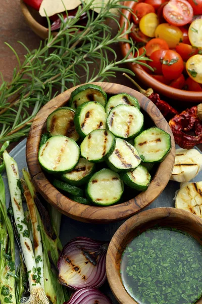 Vista Ángulo Alto Sabrosas Verduras Parrilla Cuencos Mesa Cocina —  Fotos de Stock