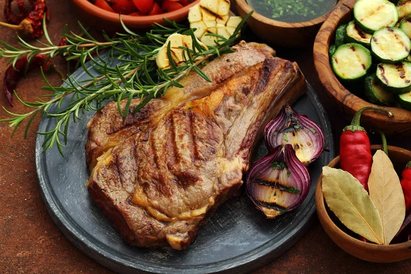 Tasty Bbq Beef Steak Grilled Vegetables Kitchen Table — Stock Photo, Image