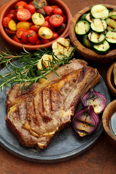 High Angle View Bbq Beef Steak Grilled Vegetables Kitchen Table — Stock Photo, Image