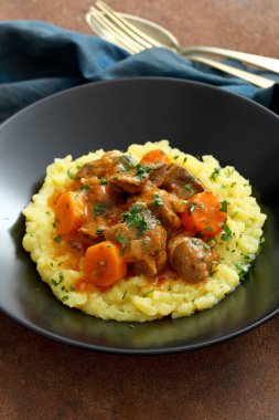 domates soslu patates havuç ile sığır eti güveç