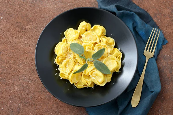 Tortellini Ripieni Con Parmigiano Piatto Sul Tavolo Con Tovagliolo Forchetta — Foto Stock