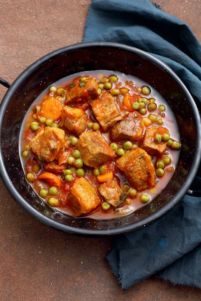 Kalops Med Ärter Och Potatis Tomatsås Metall Pan Ovanifrån — Stockfoto