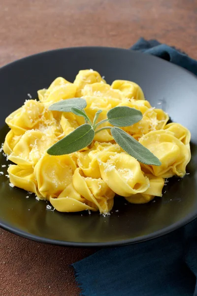 Stuffed Pasta Tortellini Plate Parmesan Green Leaves — Stock Photo, Image