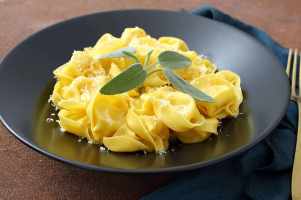 Tortellini Ripieni Piatto Con Parmigiano Foglie Verdi — Foto Stock