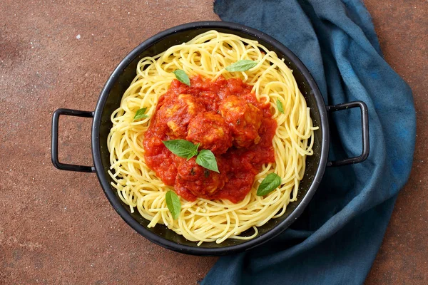 Macarrão Italiano Com Almôndegas Molho Tomate Folhas Manjericão Panela Metal — Fotografia de Stock