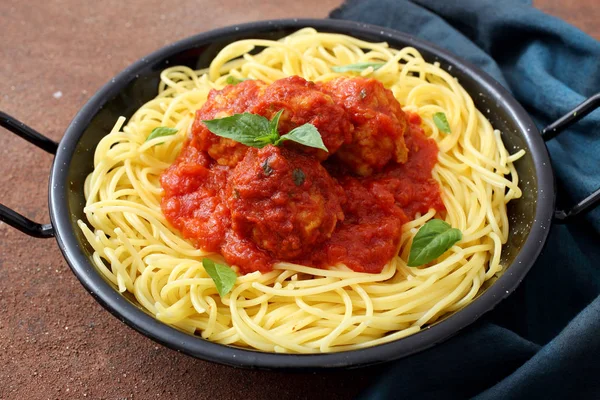 Macarrão Italiano Com Almôndegas Molho Tomate Folhas Manjericão Panela Metálica — Fotografia de Stock