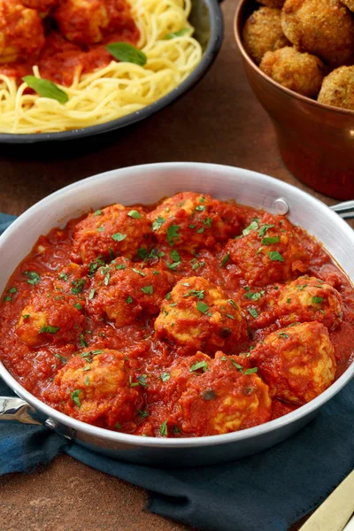 Boulettes Viande Sauce Tomate Dans Une Casserole Métal Sur Table — Photo