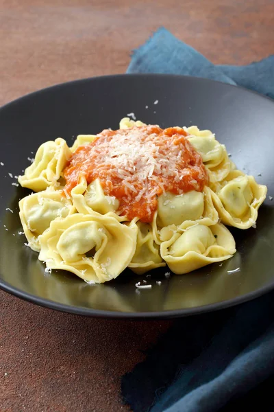 Fylld Pasta Tortellini Med Tomatsås Och Ost — Stockfoto