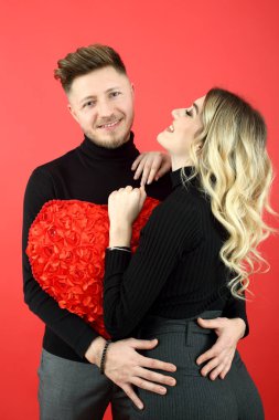 Sevgililer günü kırmızı arka plan sırasında genç çift