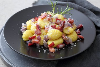 Gnocchi domates pastırma ve parmesan peyniri ile