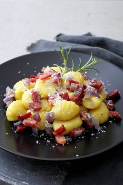 Gnocchi domates pastırma ve parmesan peyniri ile