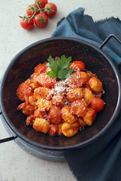 Hemlagad Italiensk Gnocchi Med Röd Sås — Stockfoto