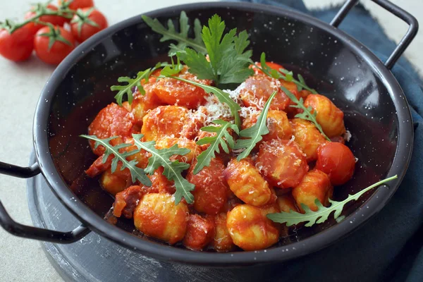 Gnocchi Con Salsa Tomate Arugola Queso Parmesano — Foto de Stock