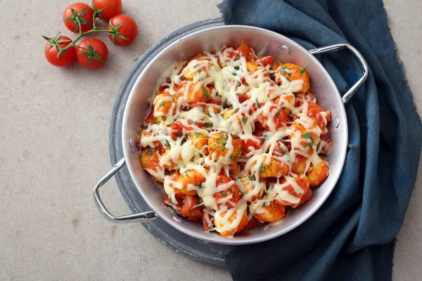 トマトソースとパルメザンチーズのニョッキ — ストック写真