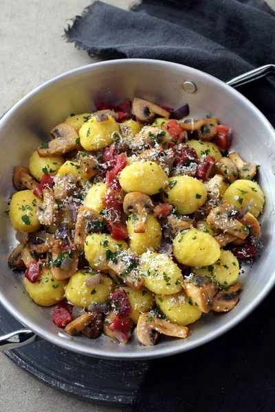 Gnocchi Med Tomatsås Och Parmesanost — Stockfoto