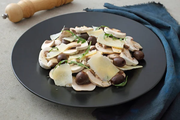 Champignon Salade Met Rucola Parmezaanse Kaas Olijven Plaat — Stockfoto