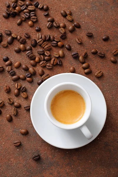 Café Expresso Copo Cerâmica Branca Com Grãos Café Fundo Marrom — Fotografia de Stock