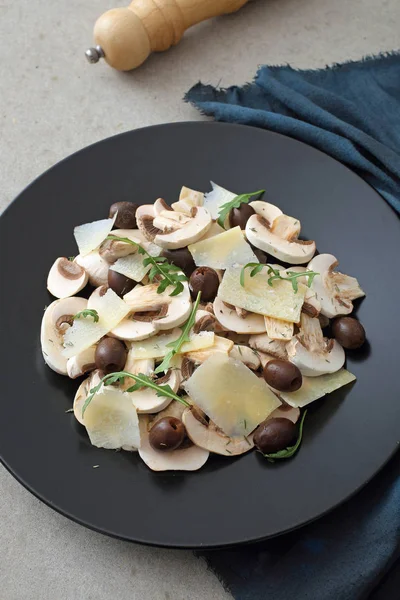 Champignon Salade Met Rucola Parmezaanse Kaas Olijven Plaat — Stockfoto