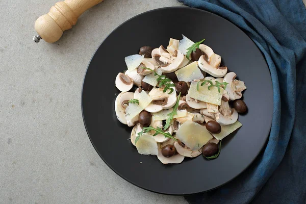 Salade Champignons Avec Roquette Parmesan Olives Sur Assiette — Photo