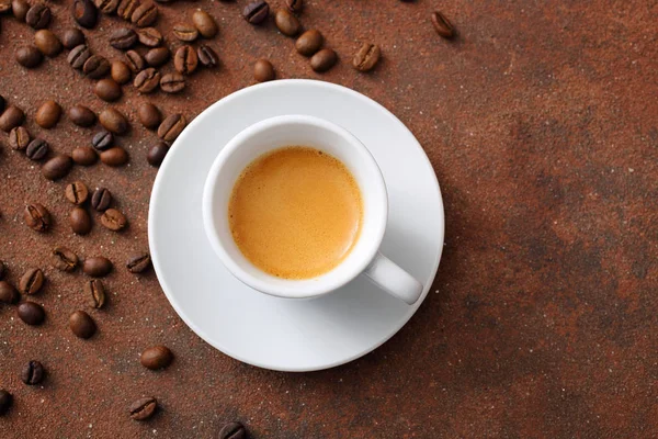 Espresso Weißer Keramiktasse Mit Kaffeebohnen Auf Braunem Hintergrund — Stockfoto