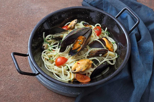 Pastas Italianas Con Mejillones Metal Sobre Fondo Marrón —  Fotos de Stock