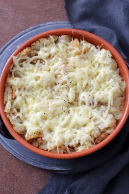 İştah açıcı pişmiş peynirli yemek büyük güveç içinde