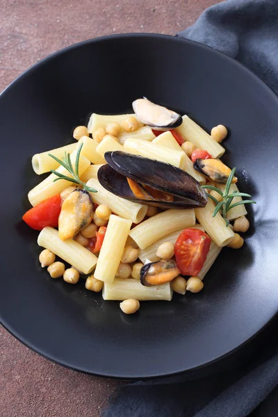 Italiaanse Penne Met Mosselen Metaal Pan Maron Achtergrond — Stockfoto