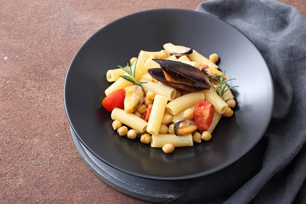 Penne Italiano Con Mejillones Metal Pan Maron Fondo —  Fotos de Stock