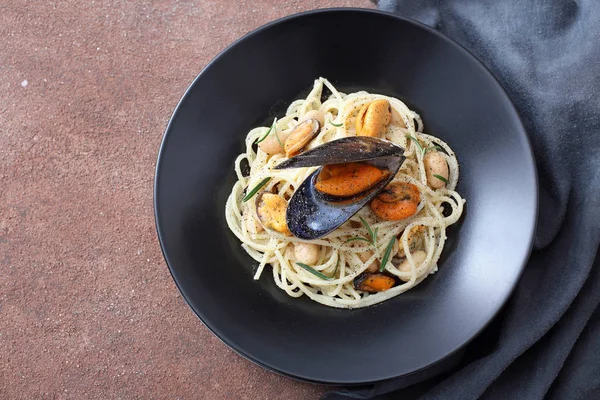 Italiensk Pasta Med Musslor Metall Pan Maron Bakgrund — Stockfoto