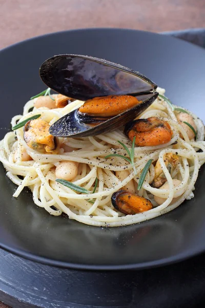 Italiensk Pasta Med Musslor Metall Pan Maron Bakgrund — Stockfoto