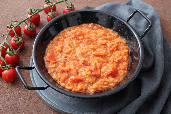 Smakelijk Tomatensoep Zwarte Braadpan Met Verse Tomaten — Stockfoto