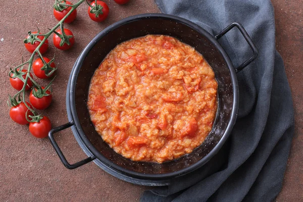 Smakelijk Tomatensoep Zwarte Braadpan Met Verse Tomaten — Stockfoto