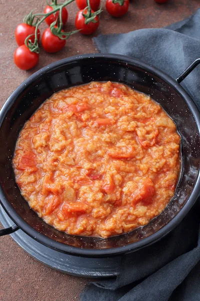 Appetizing Tomato Soup Black Casserole Fresh Tomatoes — Stock Photo, Image