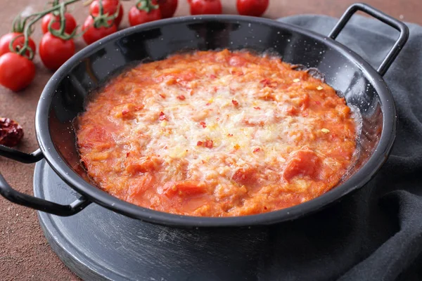 Appetizing Tomato Soup Black Casserole Fresh Tomatoes — Stock Photo, Image