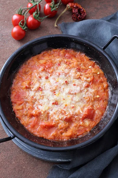 Sopa Tomate Apetitosa Caçarola Preta Com Tomate Fresco — Fotografia de Stock