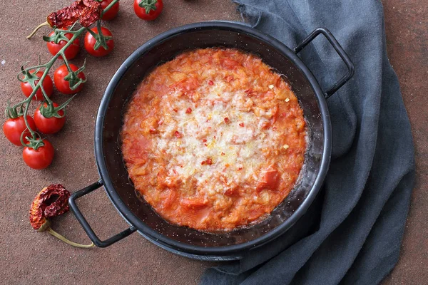 Appetizing Tomato Soup Black Casserole Fresh Tomatoes — Stock Photo, Image