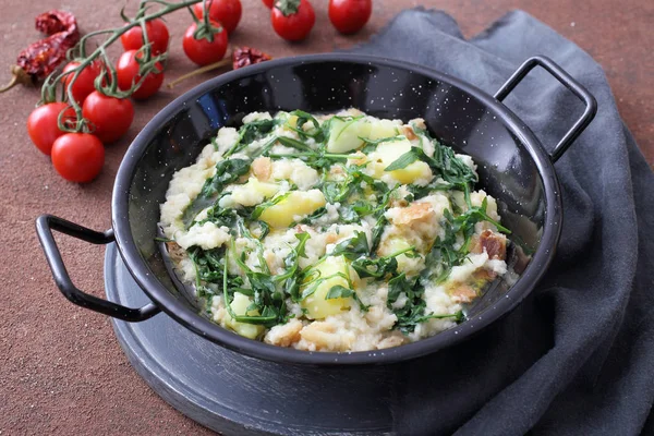 Caçarola Preta Deliciosa Prato Apetitoso Com Arugula — Fotografia de Stock