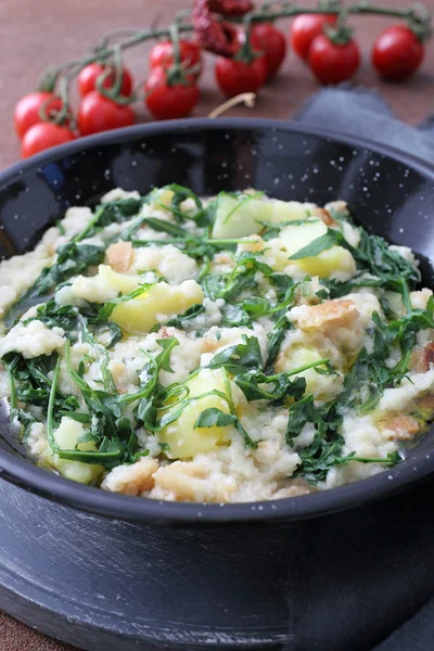 Heerlijke Zwarte Braadpan Van Smakelijke Schotel Met Rucola — Stockfoto