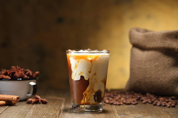 咖啡和牛奶或卡布奇诺在玻璃质朴的背景 — 图库照片