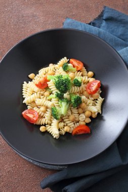 vejetaryen makarna brokoli nohut ve taze domates