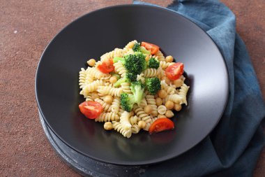 vejetaryen makarna brokoli nohut ve taze domates