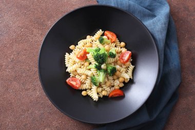 vejetaryen makarna brokoli nohut ve taze domates