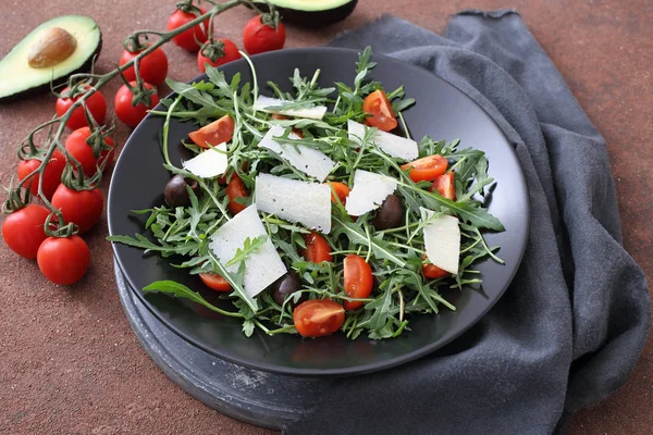 Arugula และมะเข อเทศเชอร บนโต ะไม — ภาพถ่ายสต็อก