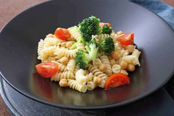 Pasta Vegetariana Brócoli Garbanzos Tomates Frescos —  Fotos de Stock