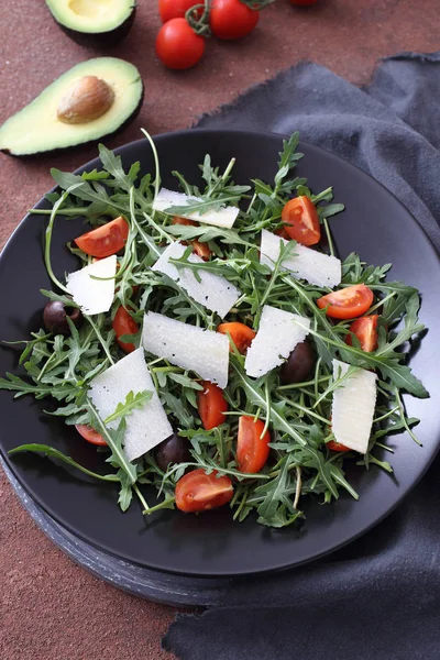 Salat Mit Rucola Und Kirschtomaten Auf Holztisch — Stockfoto