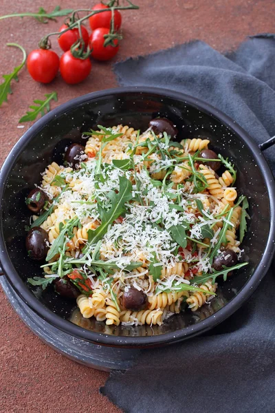 Vegetarian Pasta Arugula Olive Cheese — Stock Photo, Image
