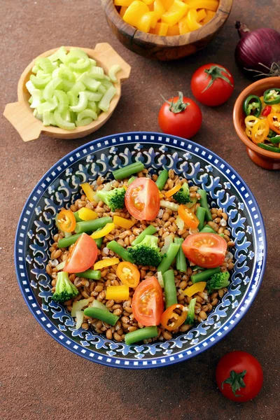 Salada Vegetariana Saudável Com Cevada Legumes Crus — Fotografia de Stock