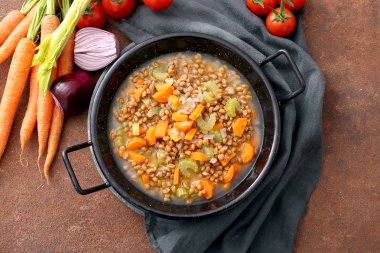 Spelt çorbası, farro çorbası, metal tavada İtalyan mutfağı